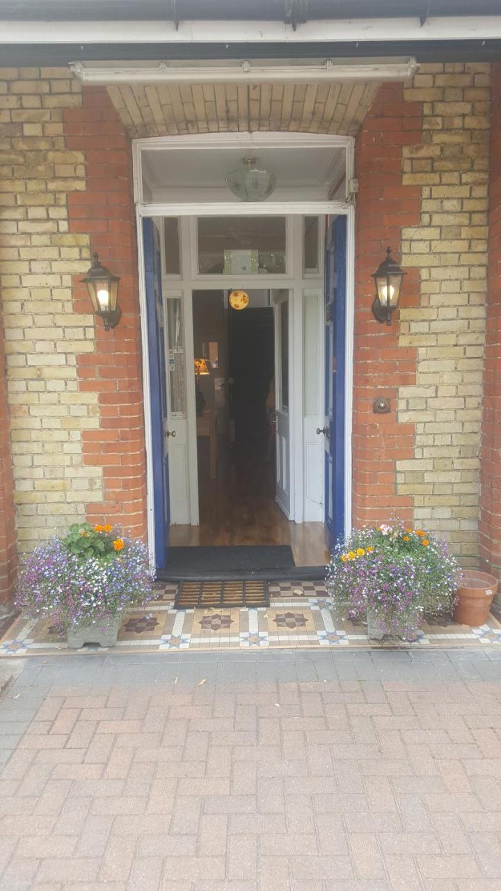 The Silverdale . Farnborough  Exterior photo